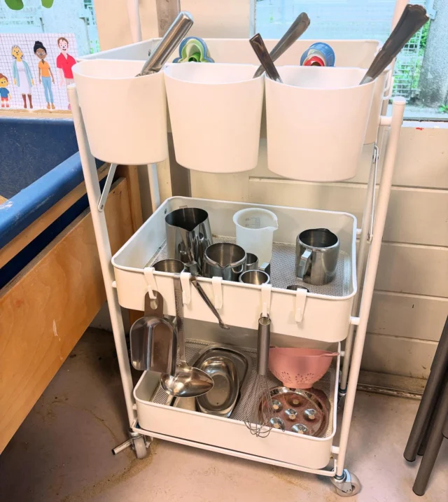 Trolley hier, trolley daar! Ik hou er van!  Doe mij maar lekker veel trolleys in de klas ❤️ En wat hou ik van een uitnodigende, gestructureerde en inspirerende speelomgeving. Hier wil je spelen, hier ga je leren! 📷 OBS de Schalm, traject ‘beredeneerd werken vanuit spel’ #spelspecialist #spelenisleren #spel #Rotterdam