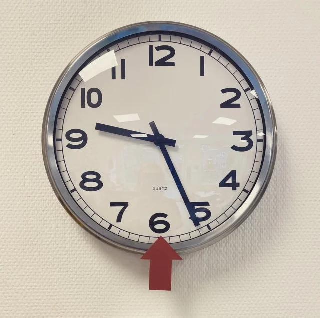 Timer eruit, klok erin! Hangt jouw 🕙 prominent in de klas? Zoveel aanbodsdoelen komen aan bod wanneer je de analoge klok een centrale plek in je klas geeft (naast je keuzebord bijvoorbeeld). Welke aanbodsdoelen worden zo routinedoelen? Hang er bijvoorbeeld een pijl op, om aan te geven hoe lang er zelfstandig gewerkt wordt of hoe lang er nog gespeeld wordt: “Nog 5 minuten spelen, dan is het half tien. De lange wijzer staat dan op de 6”. 
Een klok is zoveel betekenisvoller dan een time timer, dus laten we de klok weer een prominente plek geven in de klas. En prominent betekent dus ongeveer 👀hoogte van je kinderen. #kleuterwereld #kleuterwereldtips #rekenen #rekenprikkels #meester #juf #onderwijs #kleuterjuf #kleutermeester